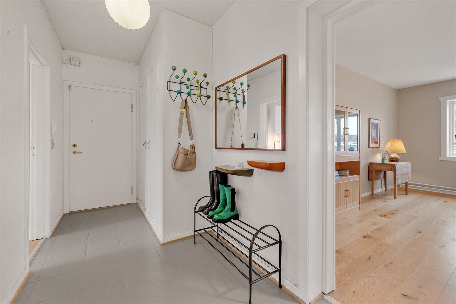 Inngang fra entréen til alle leilighetens rom. Malte fliser på gulv, ellers lyse malte flater. Galleribilde