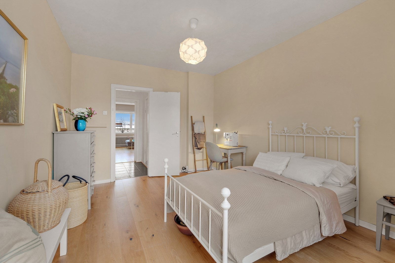 Her har du plass til dobbeltseng med tilhørende nattbord, samt god plass til oppbevaringsmøbler. Galleribilde