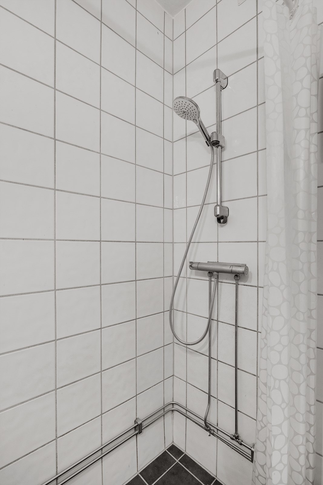 Dusj med flislagte vegger gir en enkel og vedlikeholdsvennlig løsning. Galleribilde