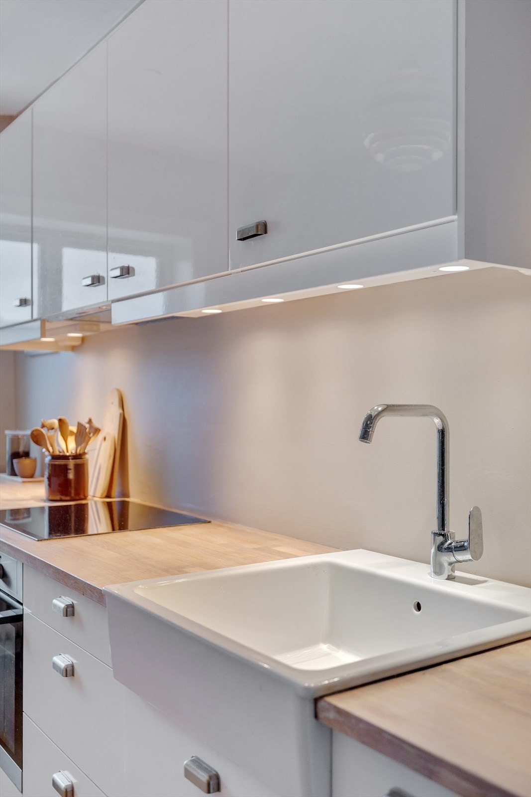 Kjøkkenet er utstyrt med hvitevarer som komfyr, platetopp, oppvaskmaskin, frittstående kjøl/ fryseskap samt kulfilter over kokesone. Galleribilde