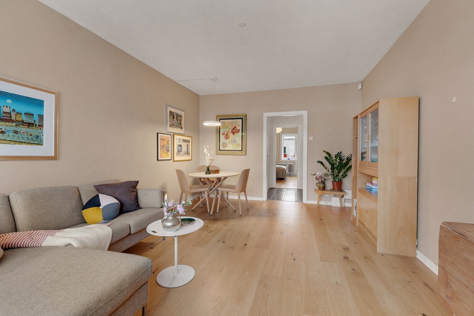 I stuen har du god plass til sofagruppe med salongbord, mediemøblement og en spisegruppe. Galleribilde