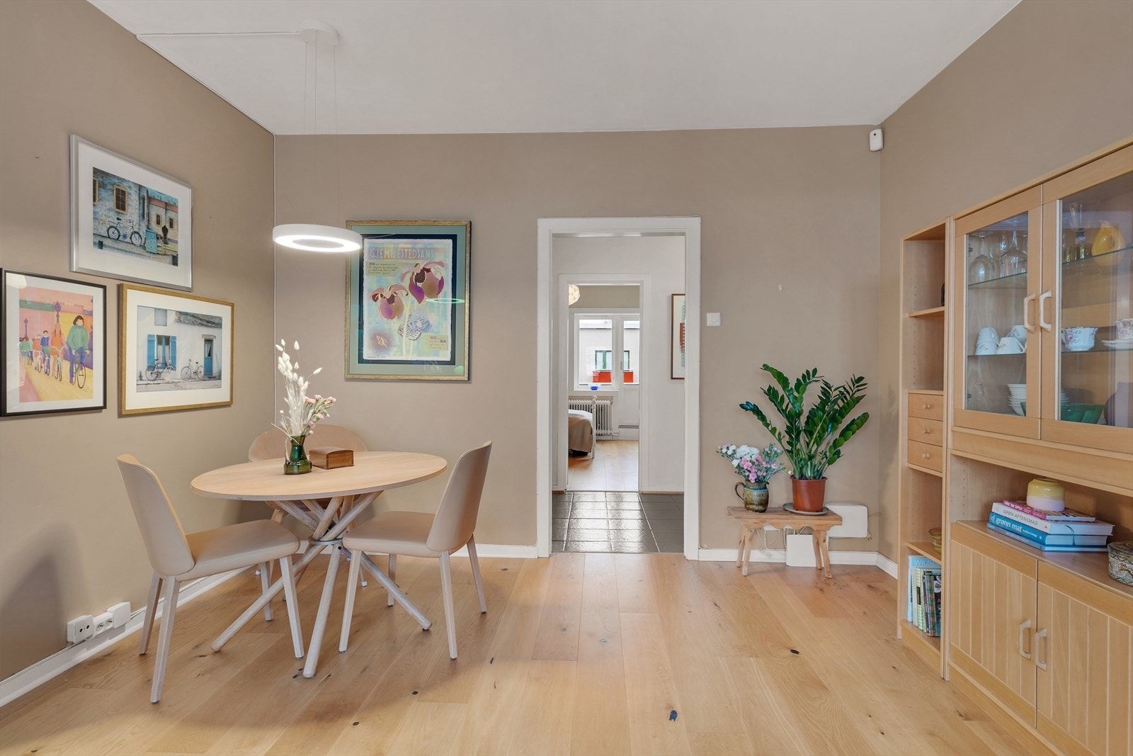 Stuen er malt i lyse og tidløse farger og har lys enstavs parkett på gulv, noe som gir deg muligheten til enkelt å sette ditt personlige preg på rommet. Galleribilde