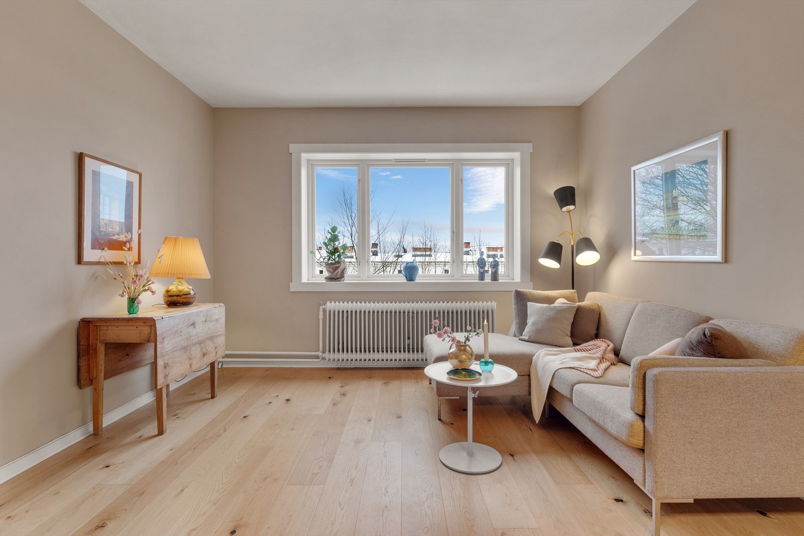 De store vinduene slipper inn rikelig med dagslys og skaper en behagelig atmosfære. Galleribilde