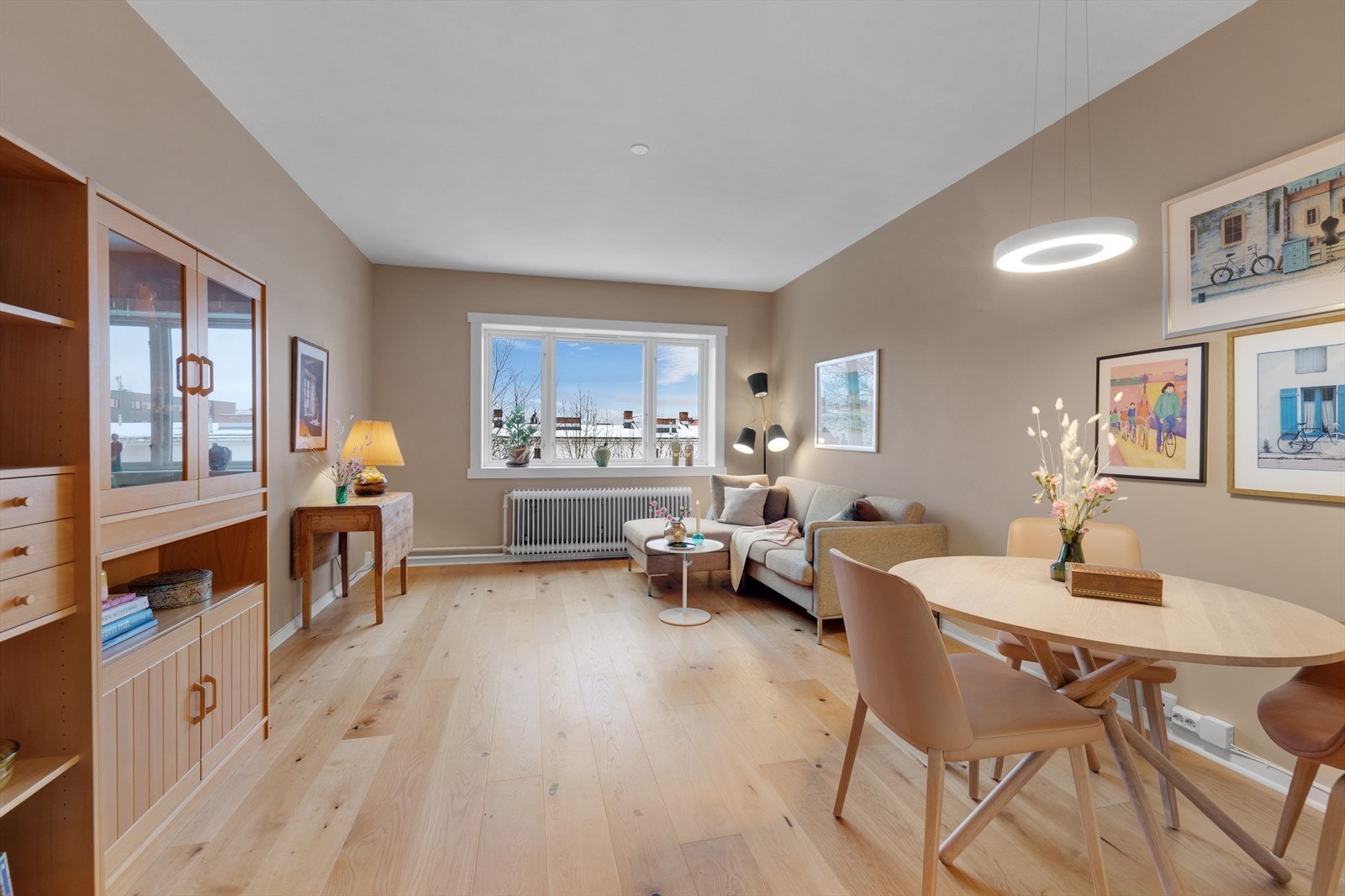 Velkommen til Sandefjordgata 5 D! En lys, meget innbydende og romslig 2-roms som bør oppleves. Galleribilde