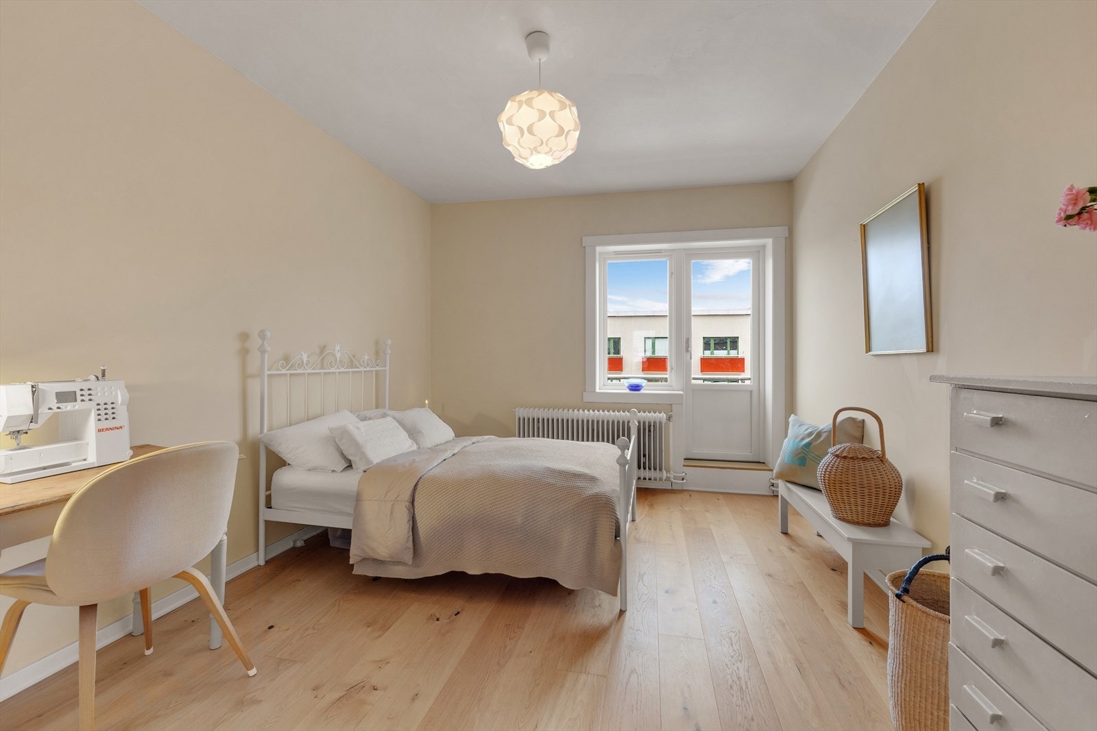 Et hyggelig, stort og tilbaketrukket soverom. Galleribilde