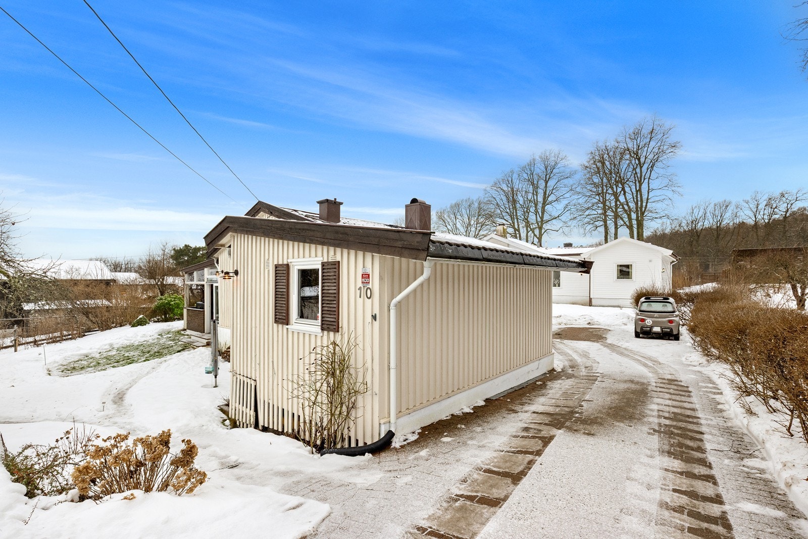 Til eiendommen hører en frittliggende enkel garasje på 22 m² med innlagt strøm og lys. For øvrig plass til flere biler på tomten. Galleribilde