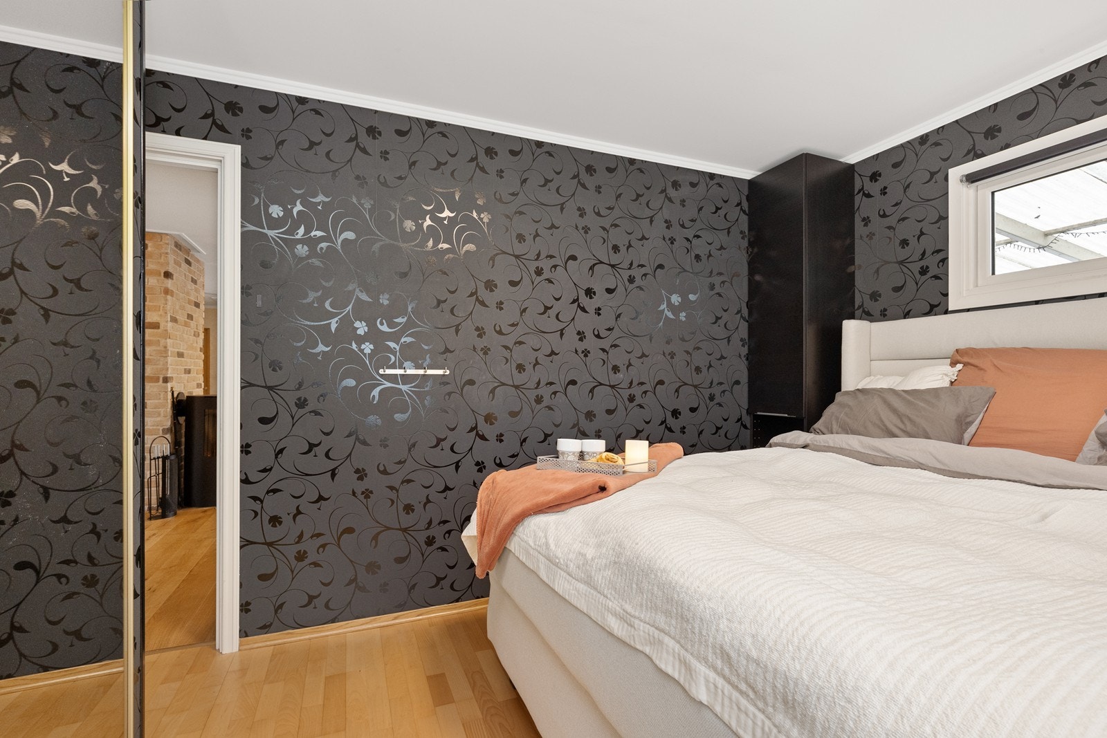 Hovedsoverommet har god plass til dobbeltseng. Alle fire soverommene i boligen er utstyrt med garderobeskap for effektiv oppbevaring. Galleribilde