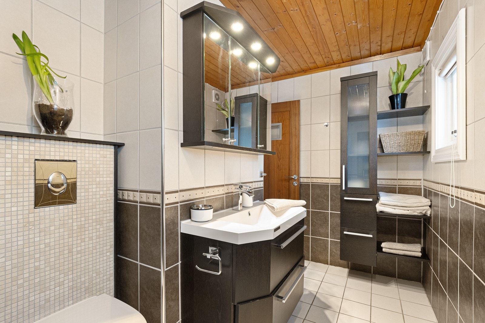 Badet i første etasje ble pusset opp i 2014, med fliser på gulv og vegger. Galleribilde