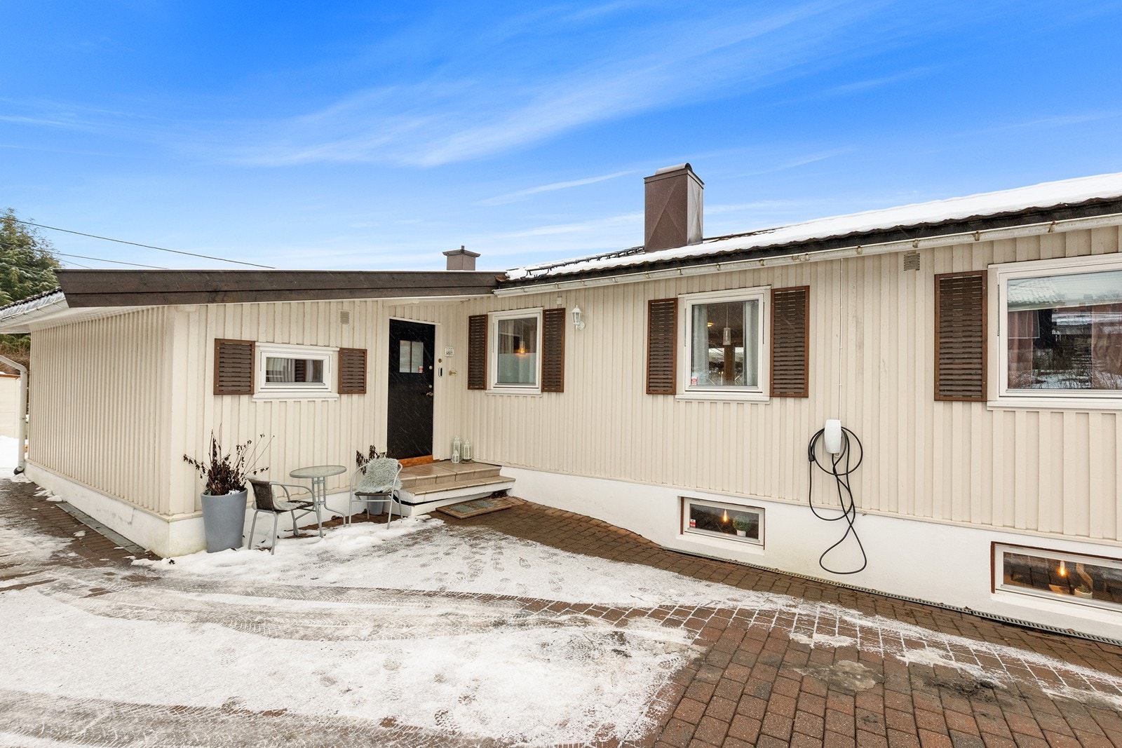 Belegningsstein i forbindelse med inngangspartiet. Galleribilde