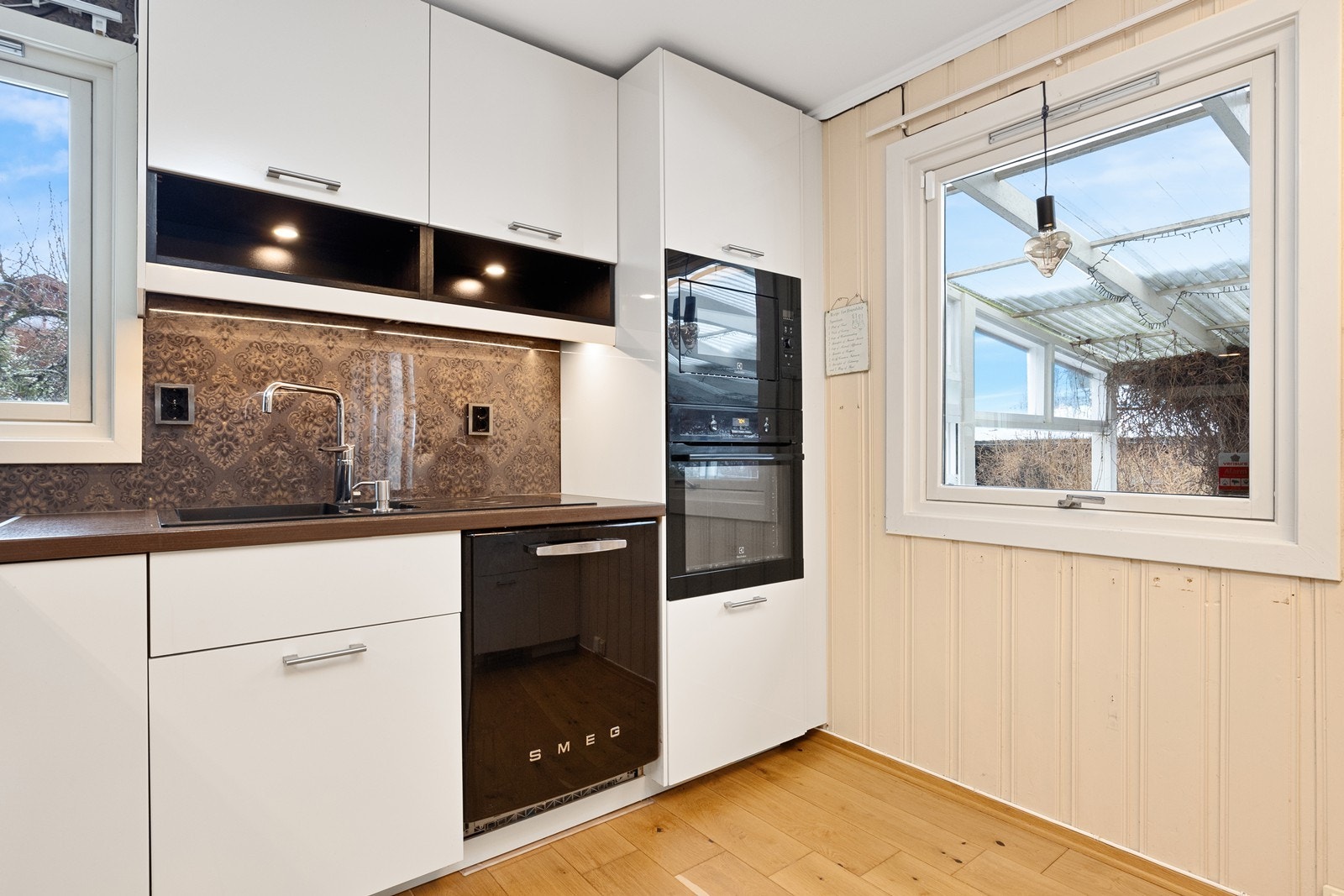 Oppvaskmaskinen er ny fra 2023, og det er avsatt plass til kjøl- og fryseskap. Galleribilde