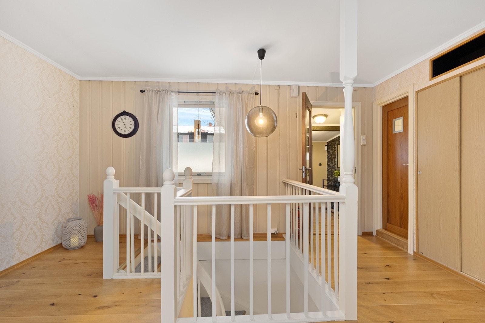 Trapperommet binder etasjene sammen med en innvendig, lukket tretrapp fra byggeåret. Galleribilde