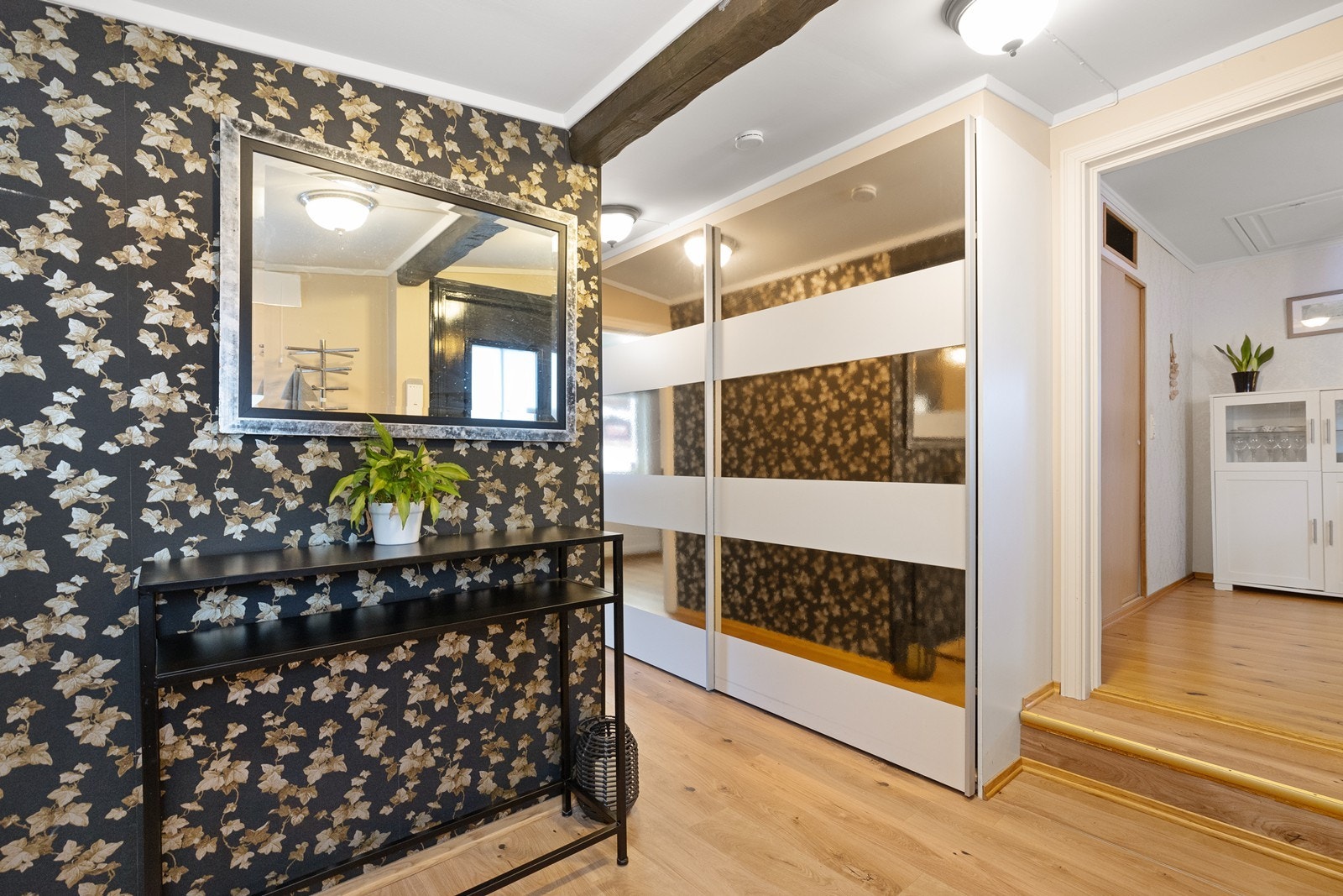 En praktisk skyvedørsgarderobe med innredning gir rikelig med oppbevaringsplass i gangen. Galleribilde