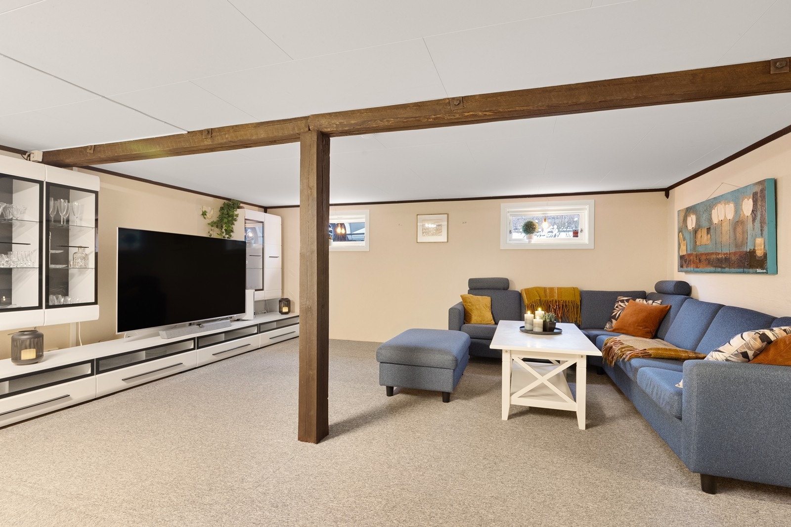 Kjellerstuen er et romslig og innredet rom, perfekt som en ekstra TV-stue eller lekerom. Galleribilde