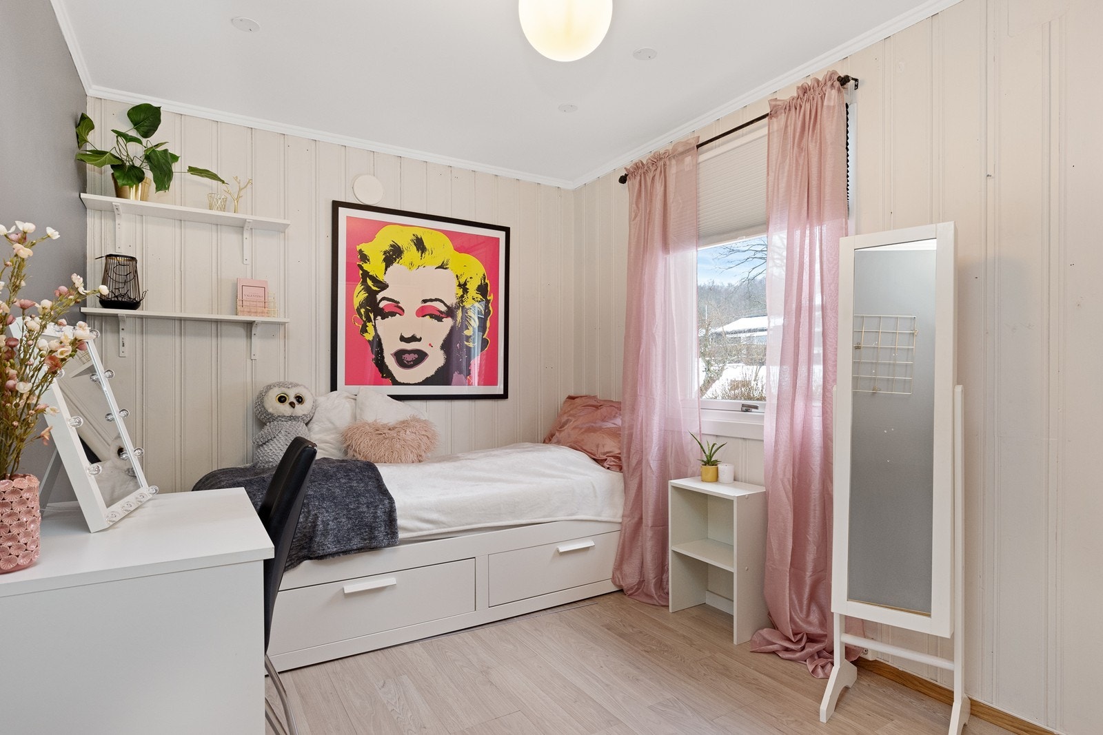 Boligen har totalt tre soverom i denne etasjen, alle med behagelig gulvvarme. Galleribilde