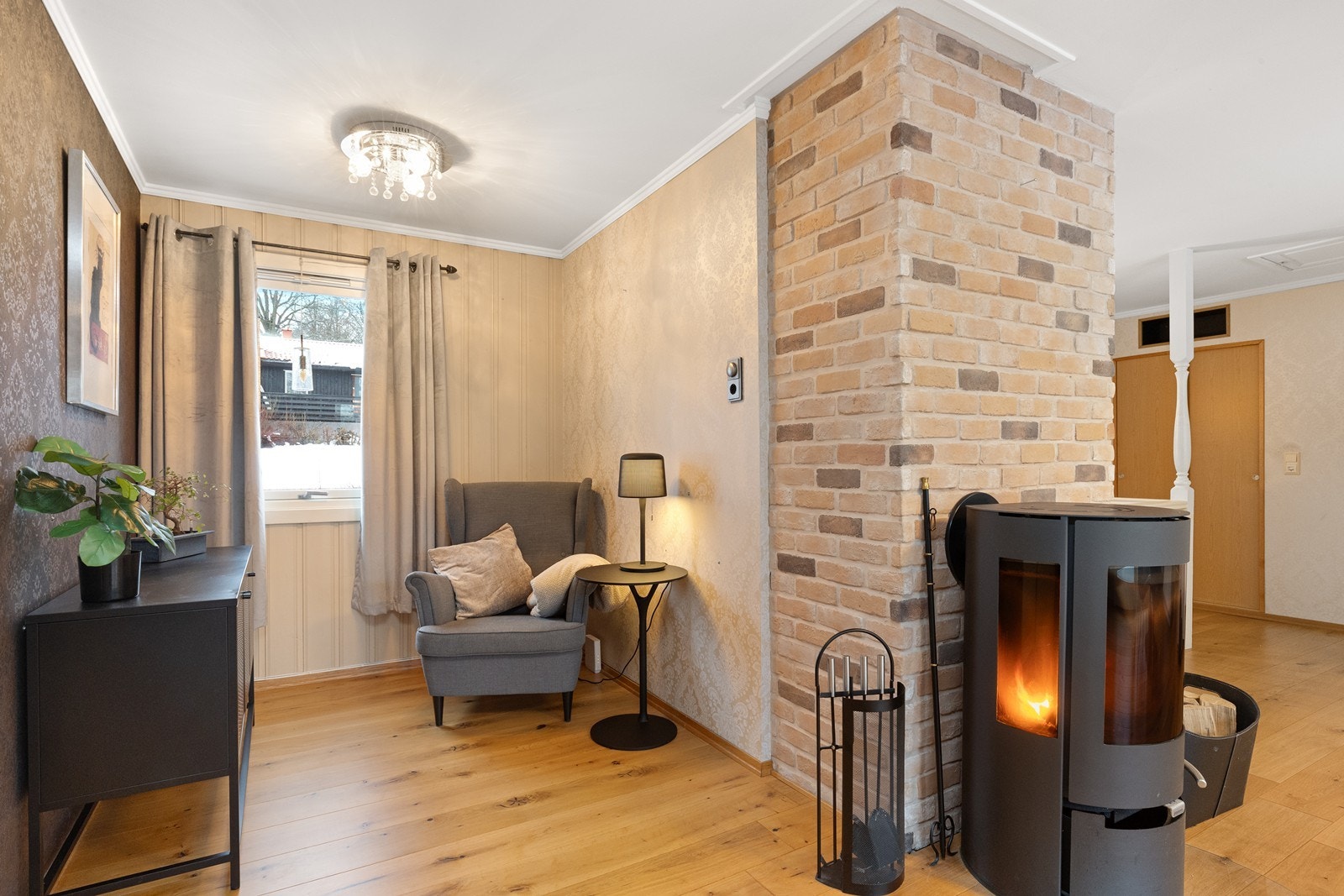 Den åpne løsningen gir flere møbleringssoner og en lun krok ved peisen. Galleribilde