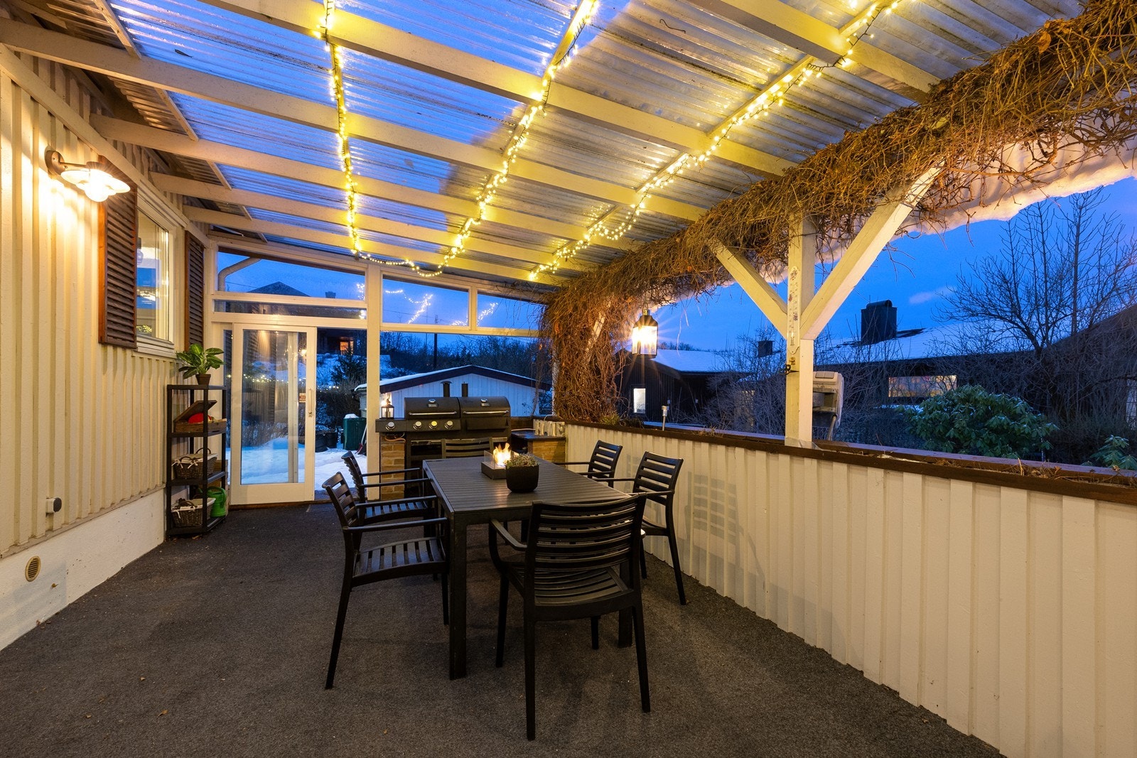 Her kan man nyte lange kvelder utendørs, skjermet for vær og vind. Galleribilde