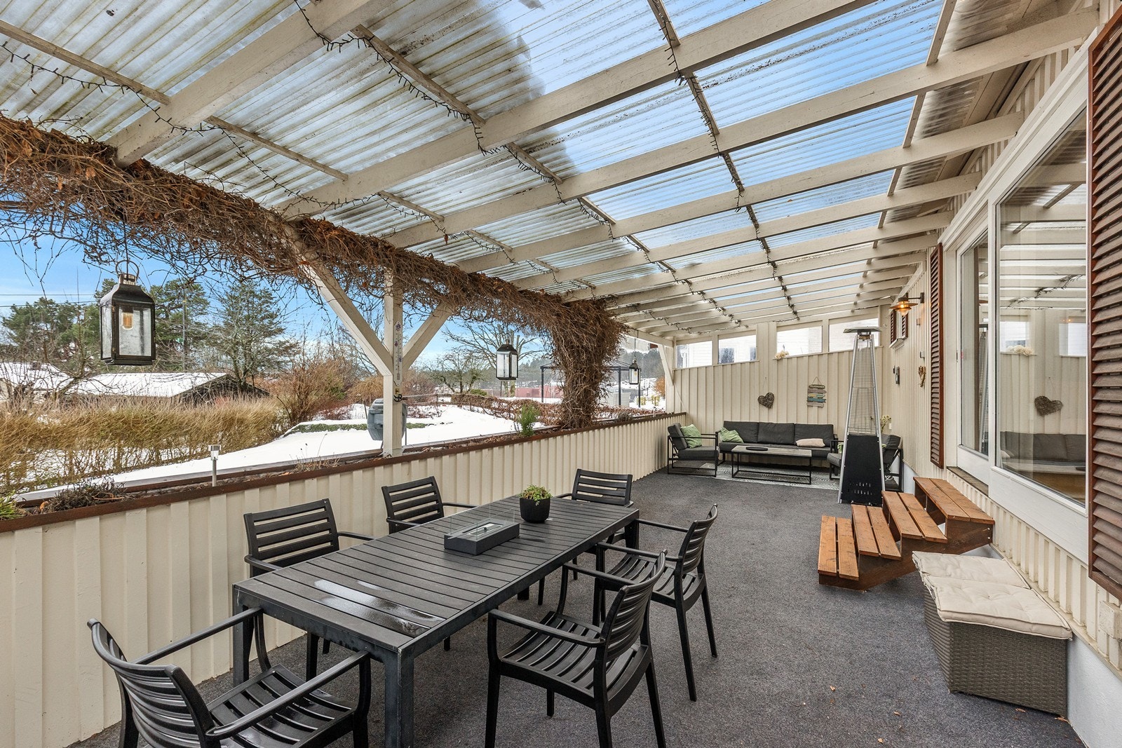 Fra stuen er det utgang til en sydvendt og overbygget terrasse på hele 42 m². Galleribilde