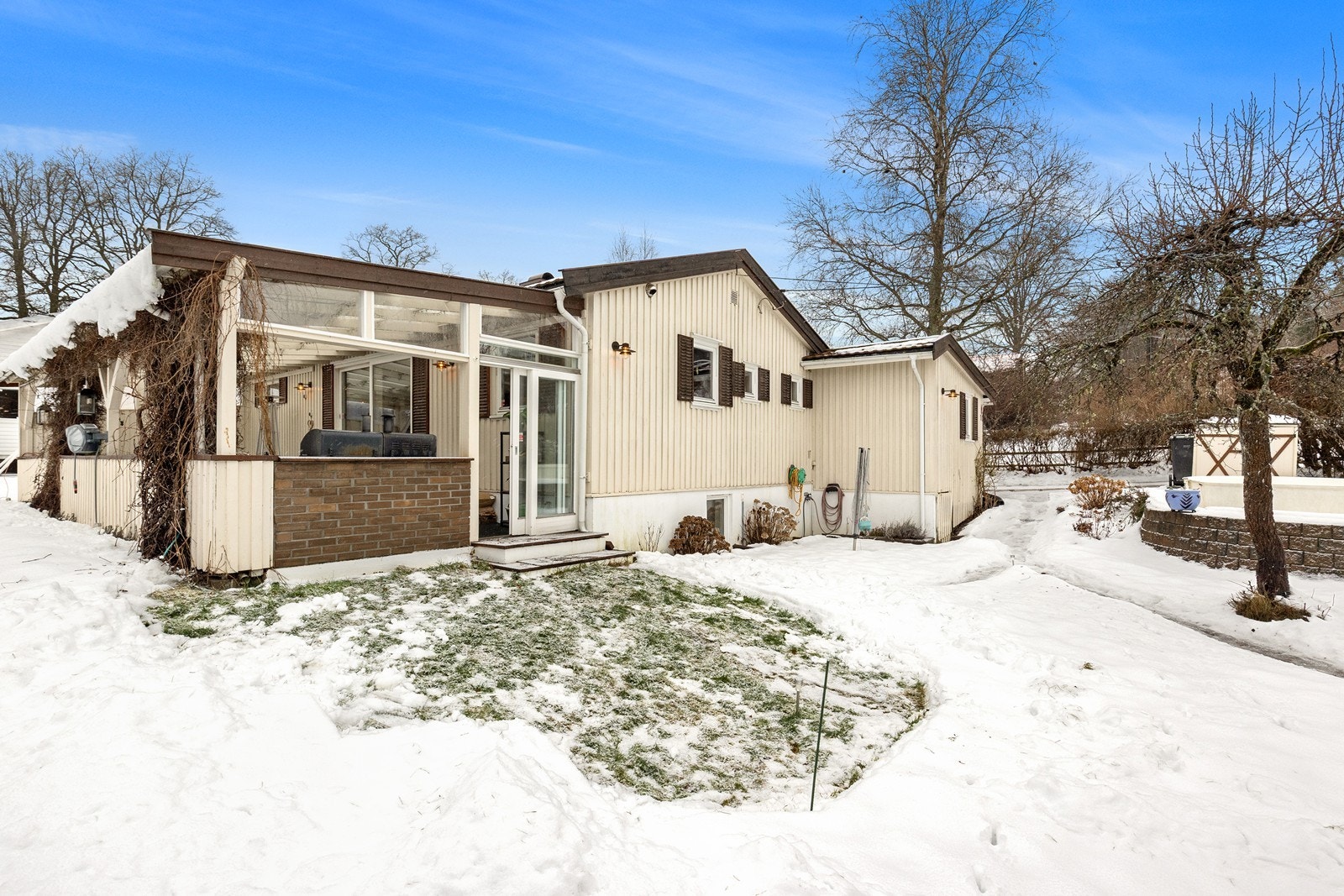 Eiendommen har en sentral beliggenhet med gangavstand til både skole, barnehage, buss og marka. Galleribilde