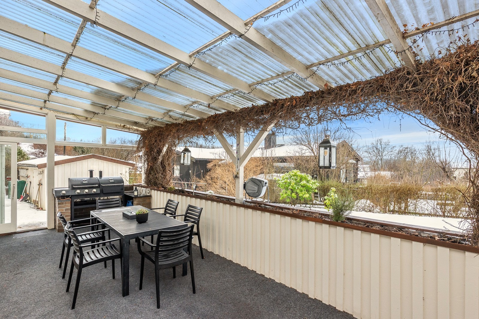 Terrassen ble bygget i 2018 og har god plass til både spise- og sittegruppe. Galleribilde