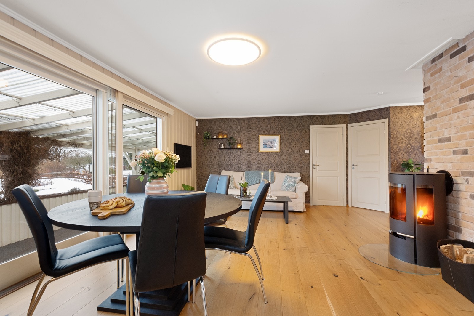 Det er gulvvarme i alle oppholdsrom, som sikrer en jevn og behagelig temperatur. Galleribilde