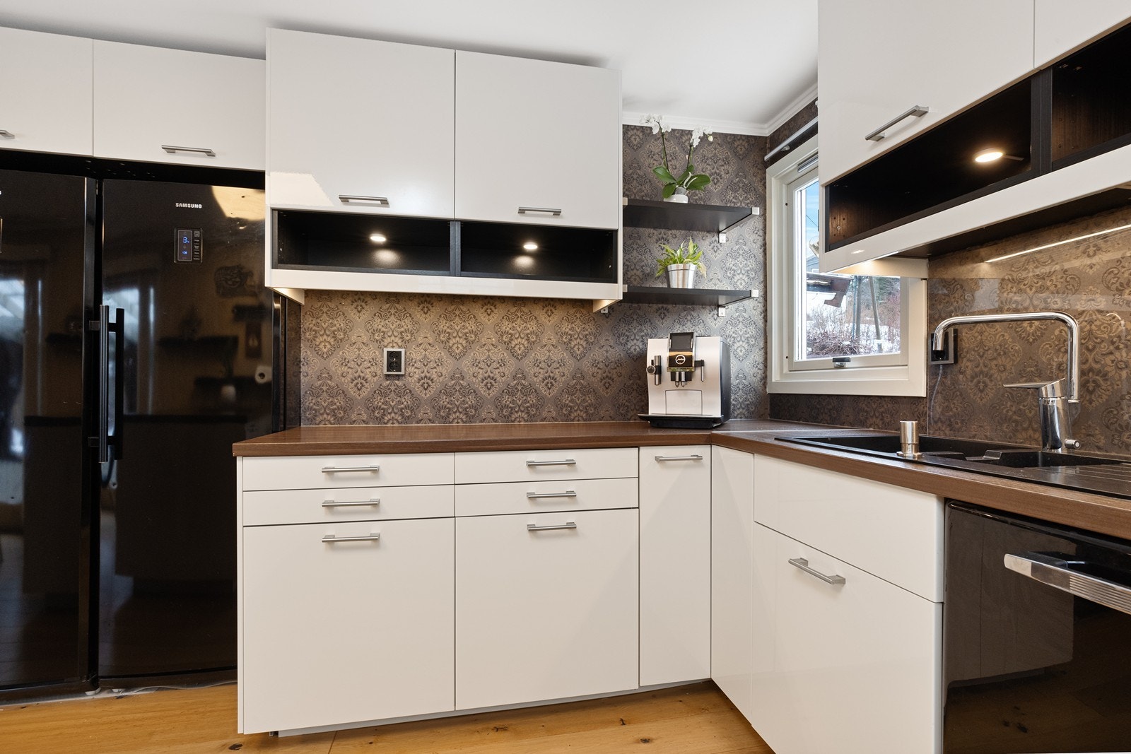 Innredningen har integrert stekeovn, mikrobølgeovn og induksjonstopp med ventilator. Galleribilde