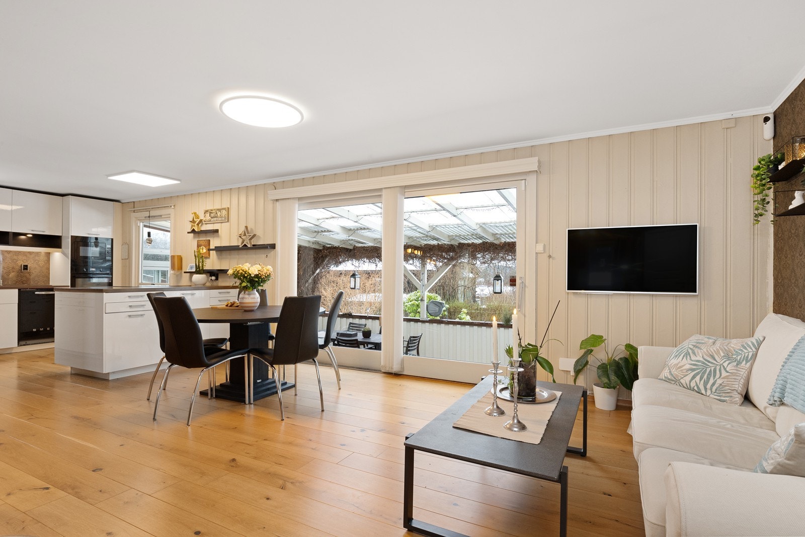 Stuen og kjøkkenet utgjør en åpen og sosial sone med gjennomgående 1-stavs parkettgulv fra 2014. Galleribilde