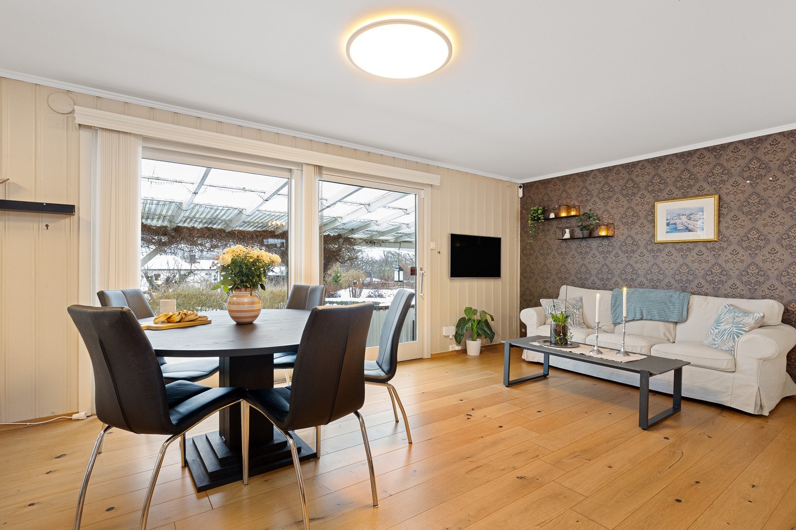 Spiseplassen er et naturlig samlingspunkt, med heve/skyvedør ut til den overbygde terrassen. Galleribilde