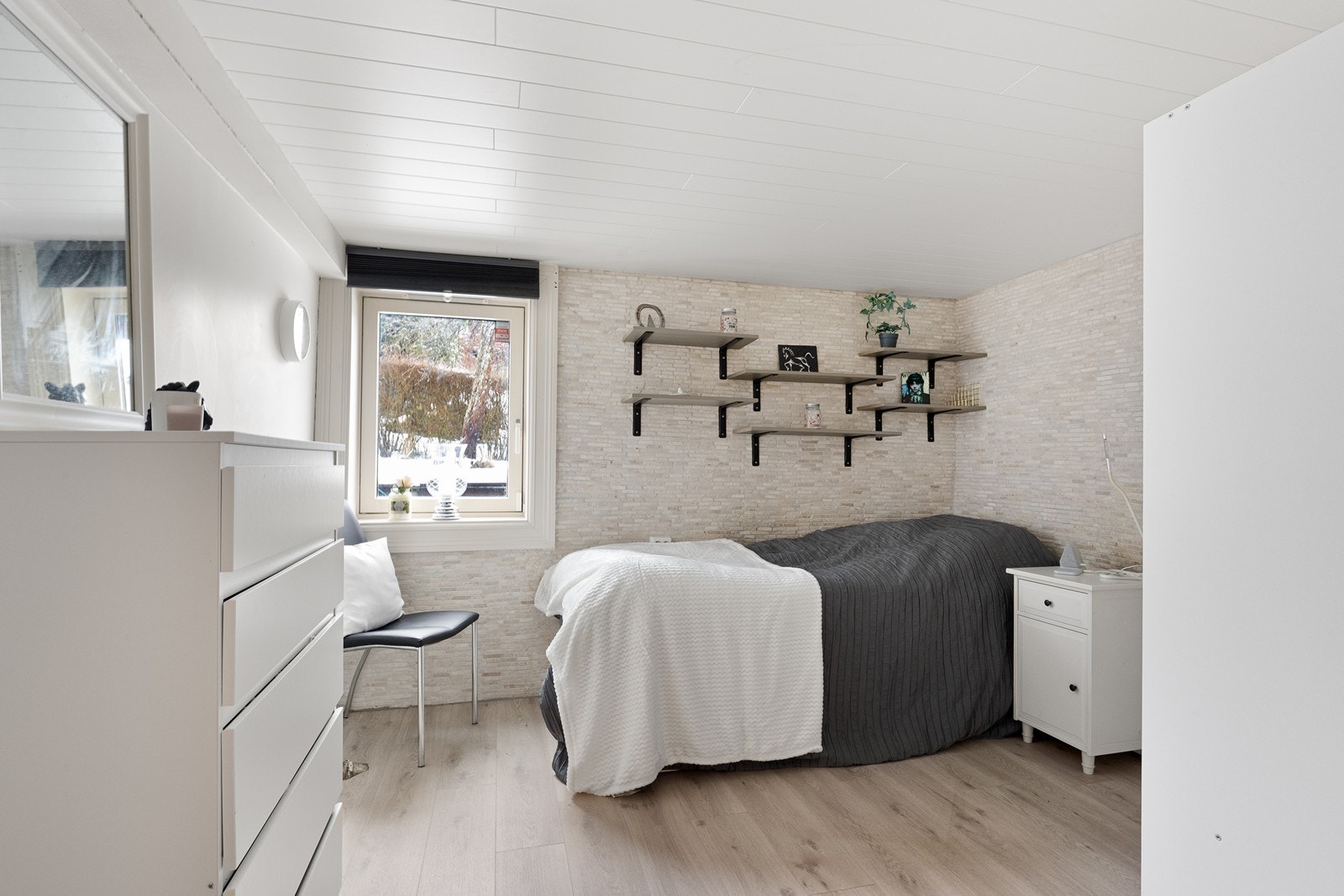 Kjelleren rommer også et soverom, som gir fleksibilitet for familien. Galleribilde