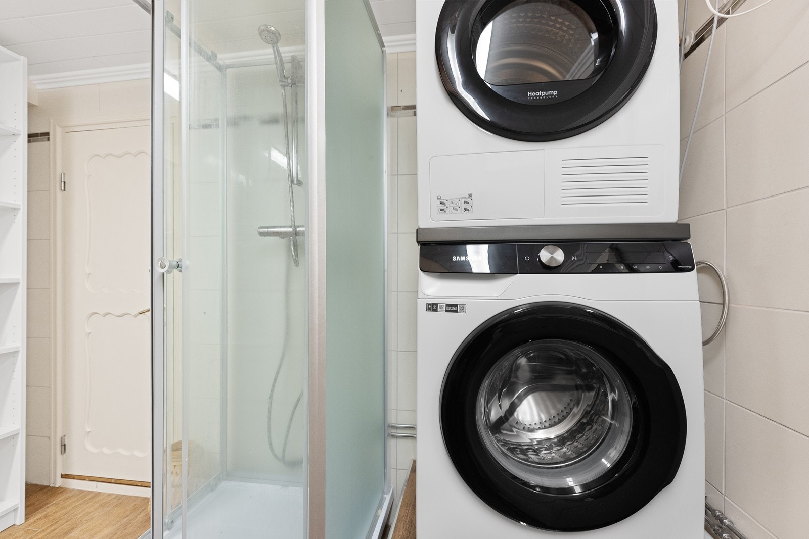 Kombinert vaskerom og bad, oppusset i 2014, med nytt dusjkabinett fra 2023. Galleribilde