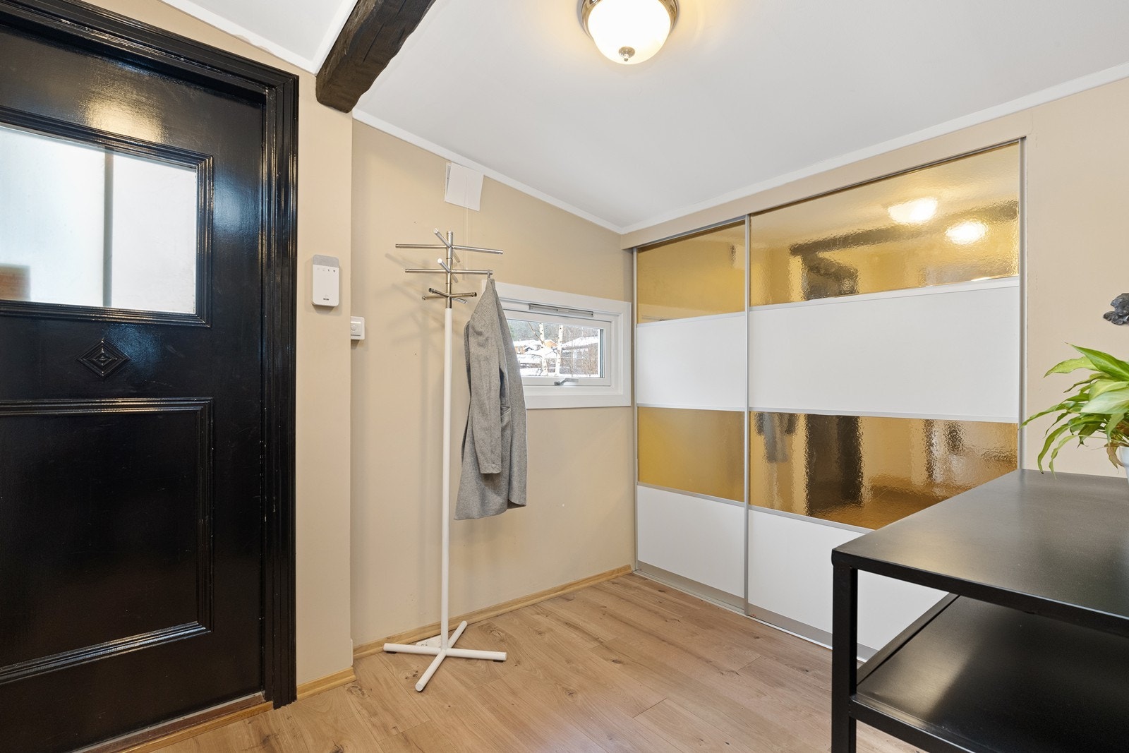 Entréen gir et godt førsteinntrykk og har gulvvarme, samt skyvedørsgarderobe. Galleribilde