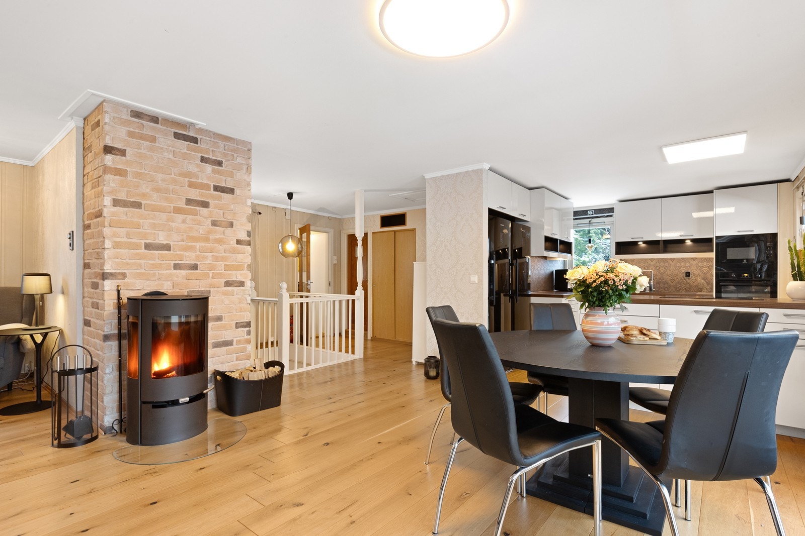 En ny vedovn fra 2024, montert av Parispeis AS, gir både varme og stemning. Galleribilde