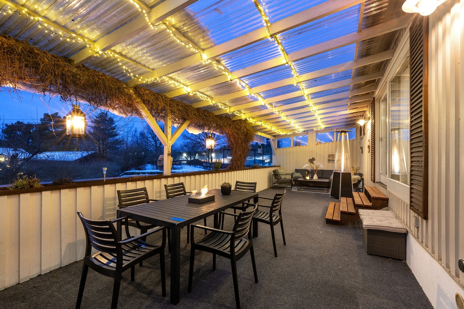 Overbygget med transparente plater forlenger dette uterommet sesongen betraktelig. Galleribilde