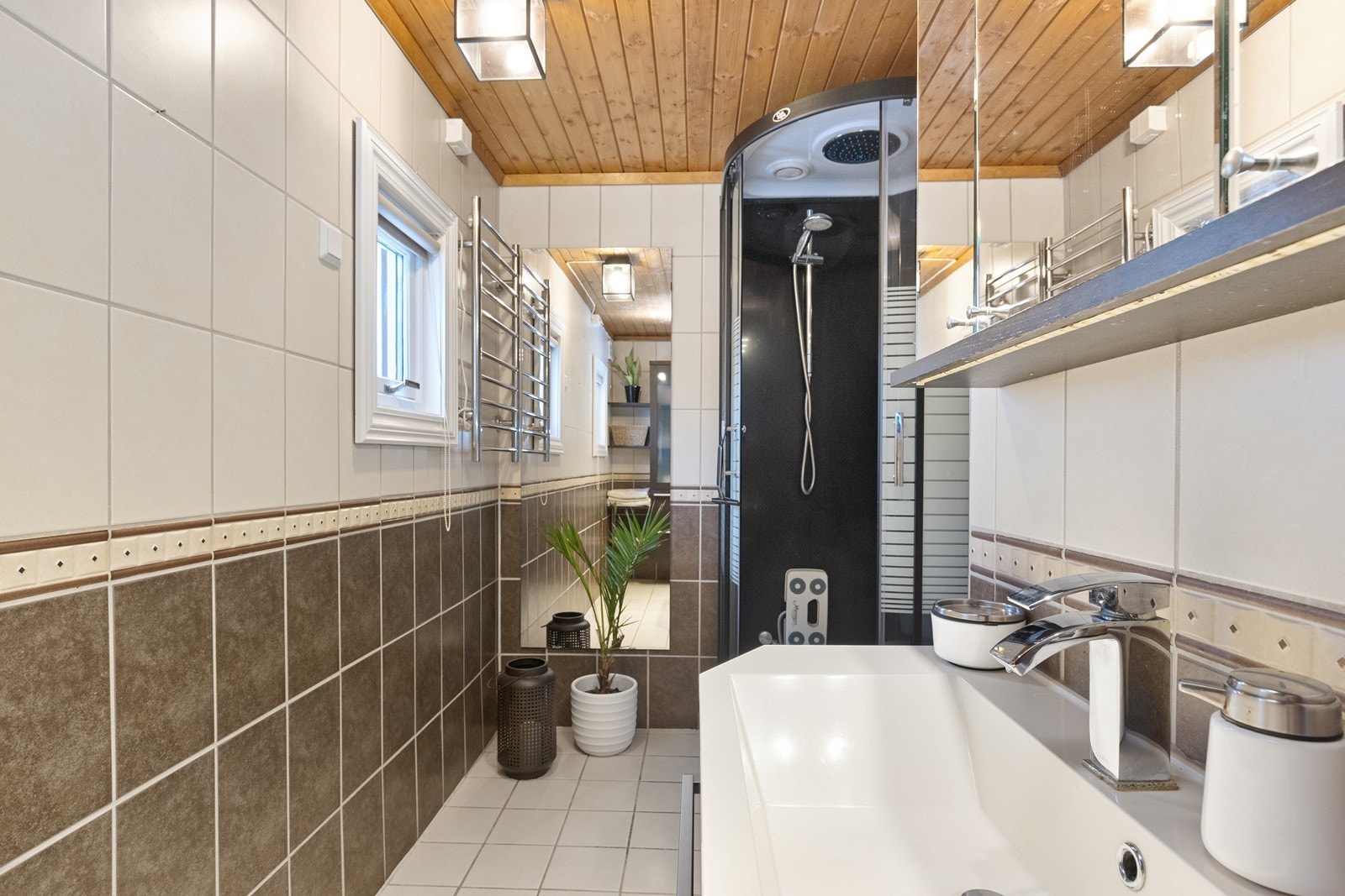 Rommet er utstyrt med dusjkabinett, vegghengt toalett og gulvvarme for ekstra komfort. Galleribilde