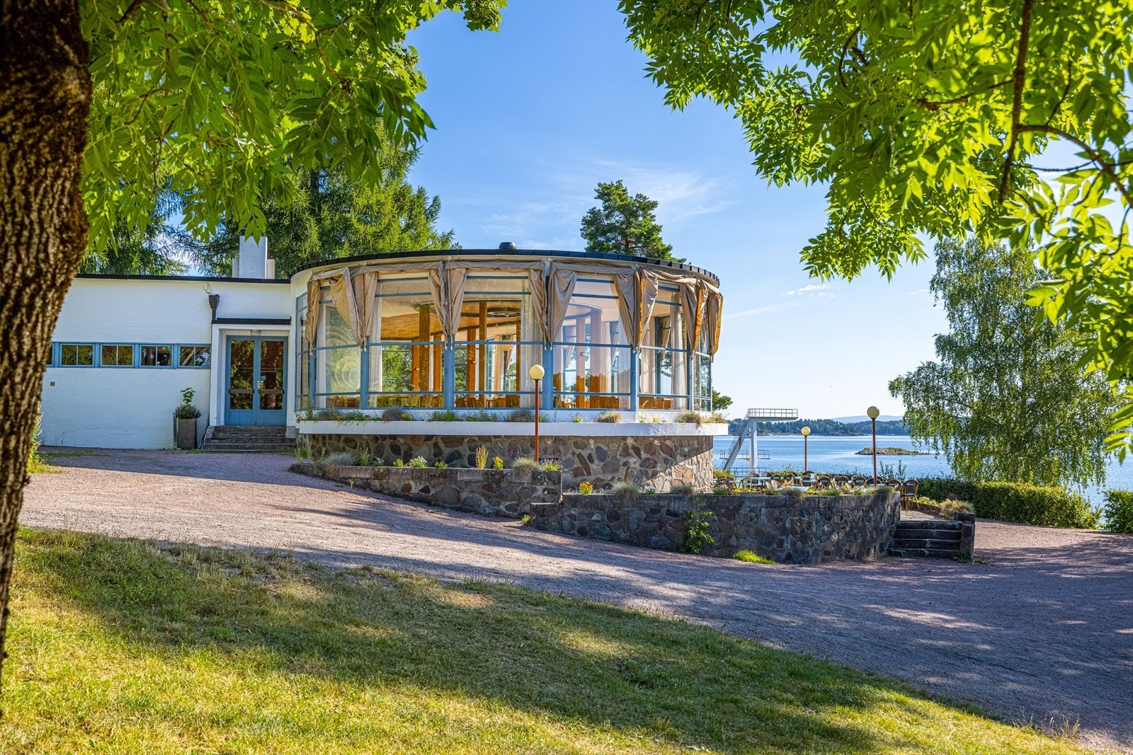 Hvalstrand Bad er åpen gjennom sommersesongen. Her serveres variert à la carte meny med både enkle småretter og tre retters meny inspirert av Frankrike, Spania og det nordiske kjøkken. Galleribilde