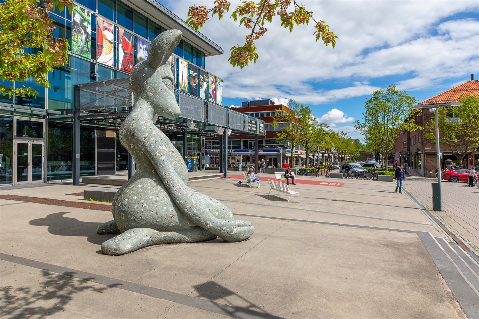 Leiligheten vil få gangavstand til Asker sentrum. Fra Asker går det både tog og buss med hyppige avganger både mot Oslo og Drammen. Asker sentrum er et moderne handelssentrum med spennende arkitektur og butikkområder. Galleribilde