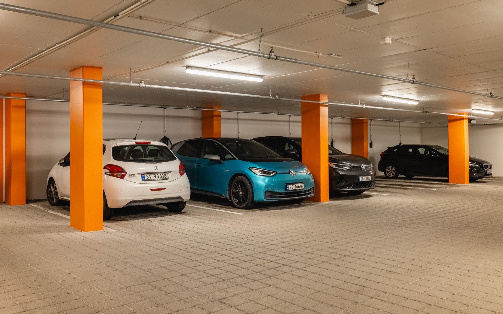 Aktuell leilighet selges uten parkeringsplass. Det finnes likevel muligheter for kjøp/leie - men dette må kjøper ev. organisere på egenhånd. Galleribilde