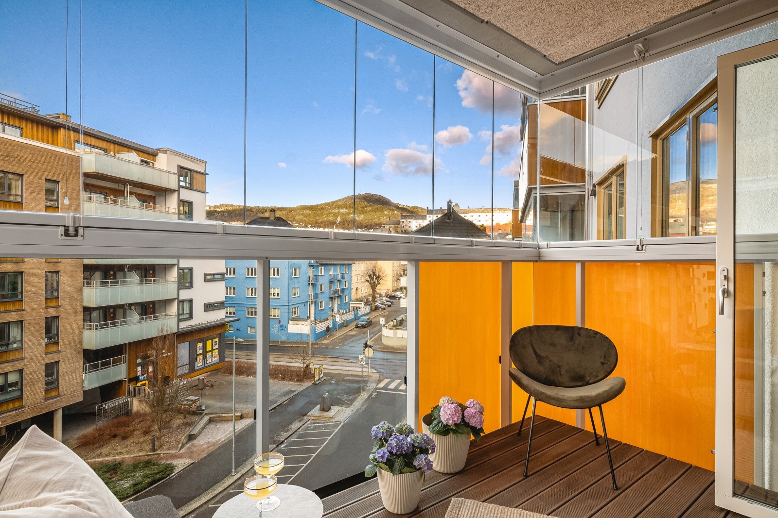 Velkommen til ditt nye hjem. En delikat og tidsriktig selveierleilighet med gjennomgående praktisk og smart utnyttelse, kombinert med høy standard i nyere bygg fra 2022. Galleribilde