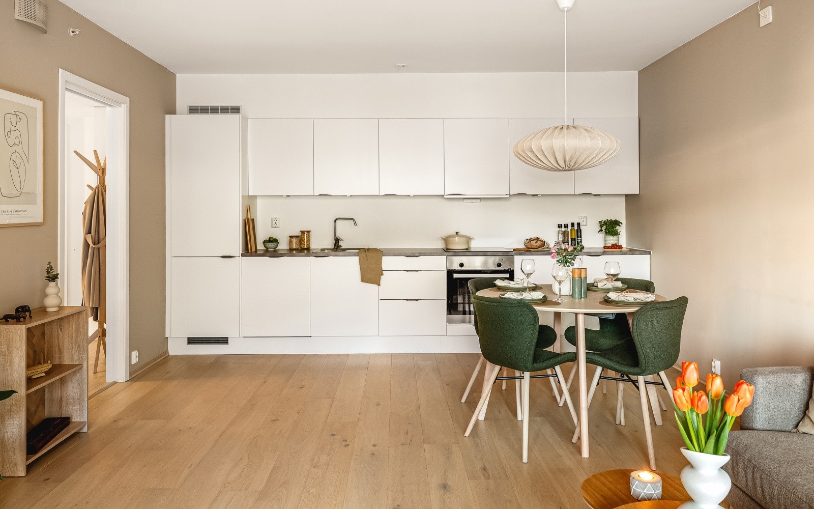 Kjøkkenet har godt med skap- og benkeplass, noe som gjør kjøkkenopplevelsen til en drøm. Galleribilde