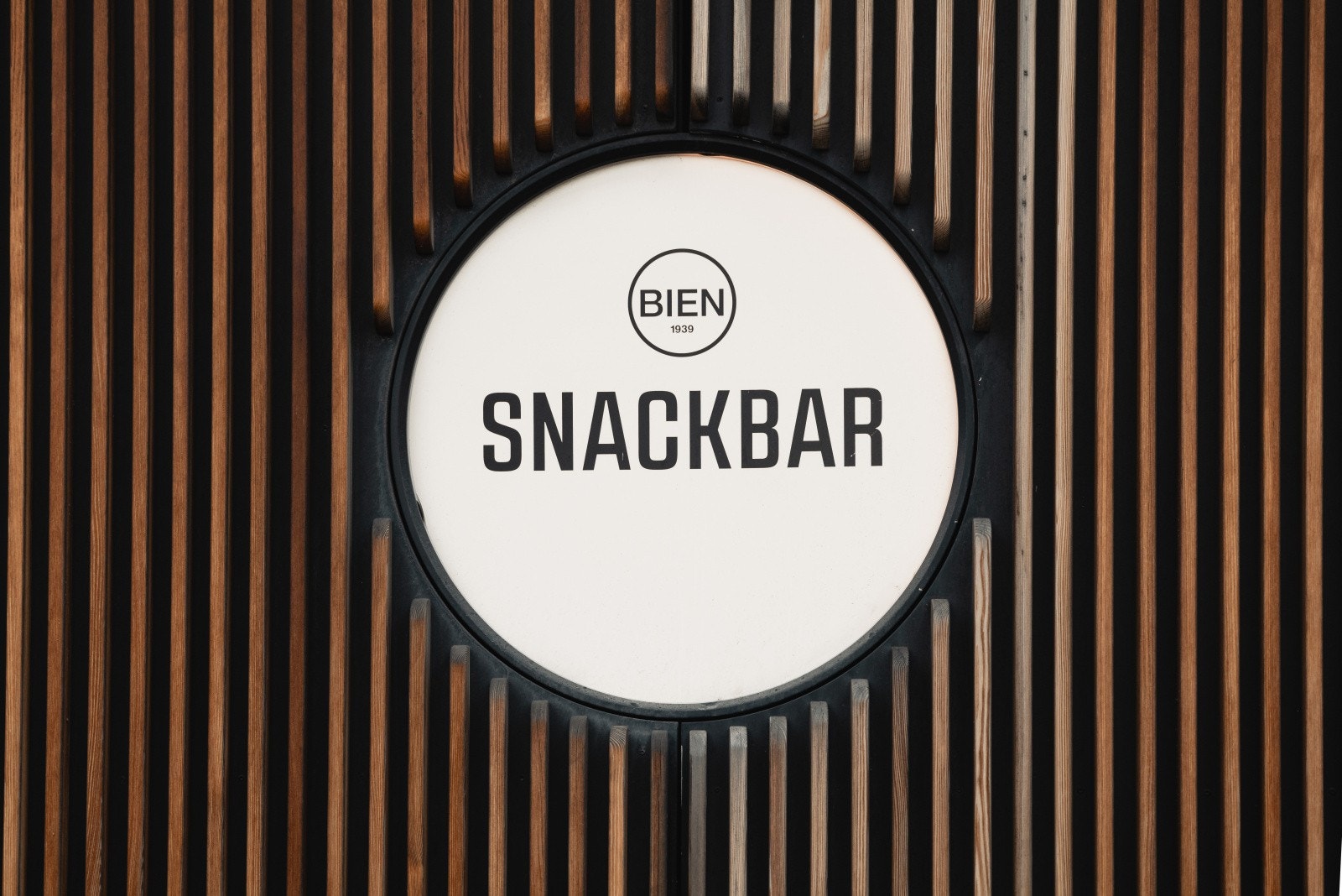 Området består av flere restauranter, eksempel Bien Snackbar ca. 1km unna. Galleribilde