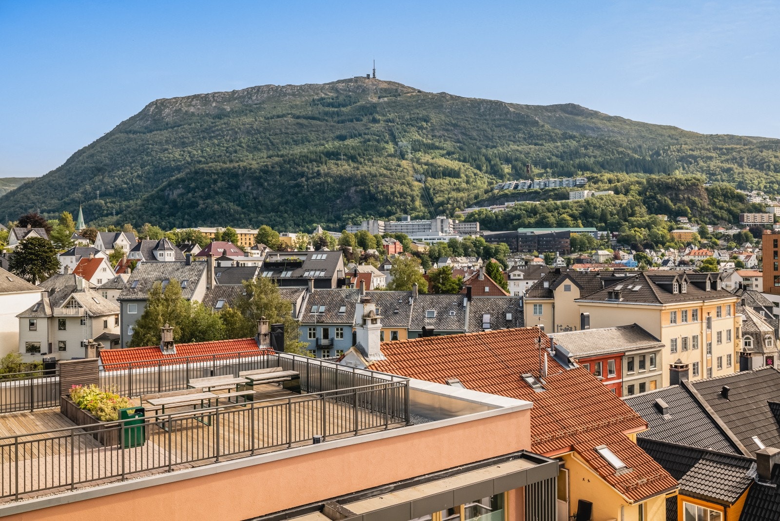 Her kan man nyte nydelige sol- og utsiktsforhold! Galleribilde