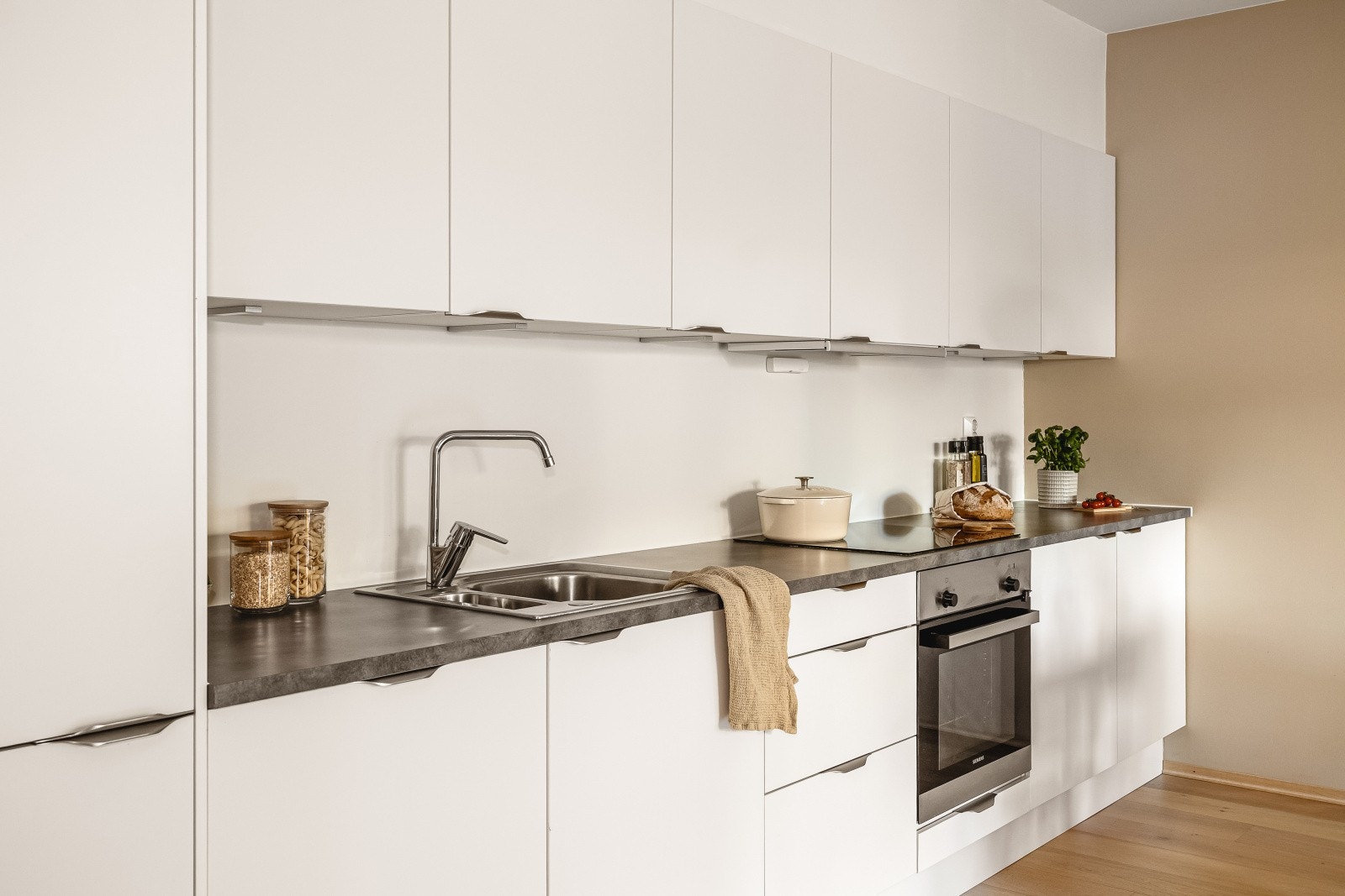 Alle hvitevarer er integrert og medfølger, herunder: platetopp med induksjon, stekeovn, kjøleskap med frysedel. Galleribilde