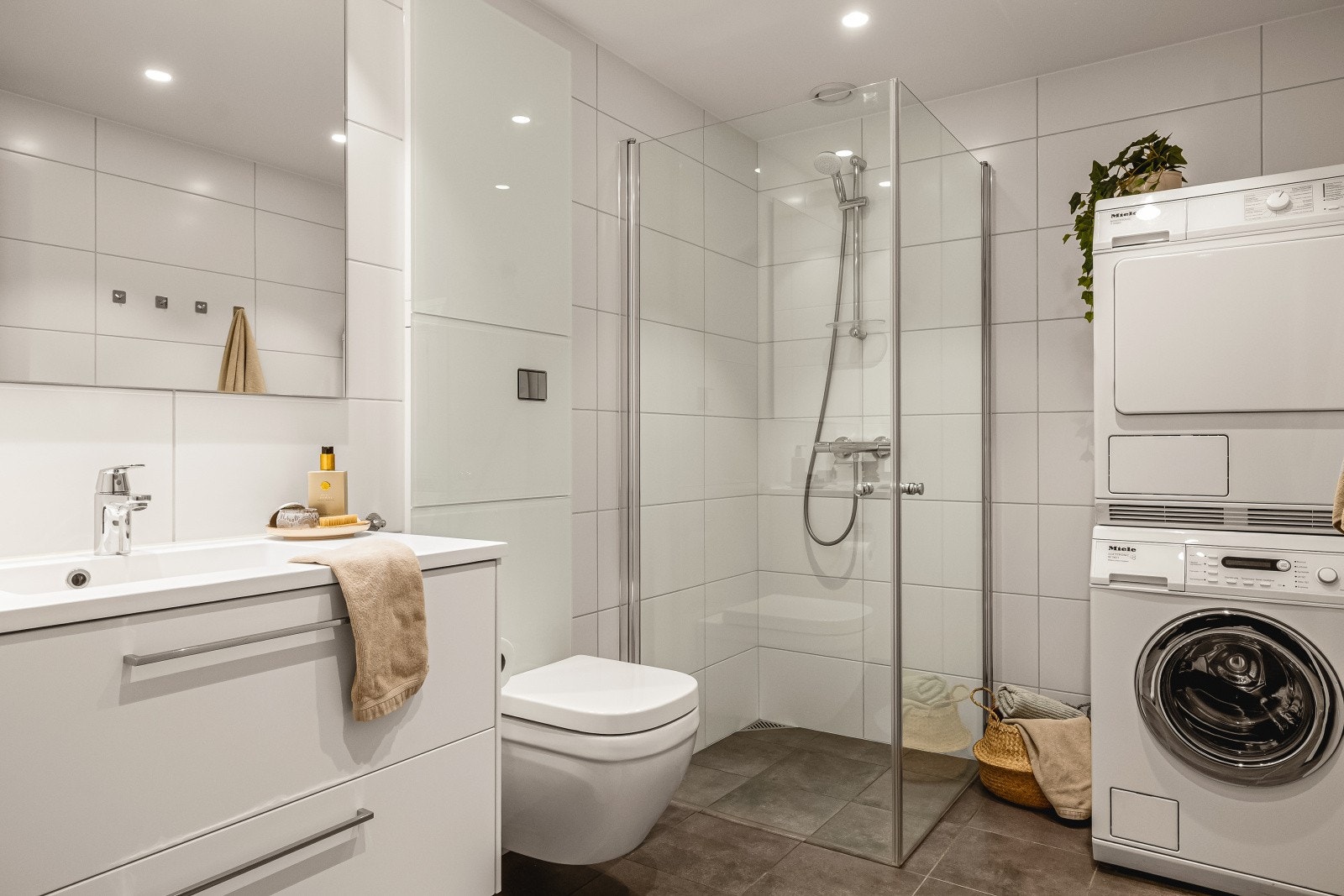 Leilighetens bad fremstår i god stand med tidløs innredning og god plass til vaskemaskin og andre nødvendigheter. Vaskemaskin og tørketrommel medfølger! Galleribilde