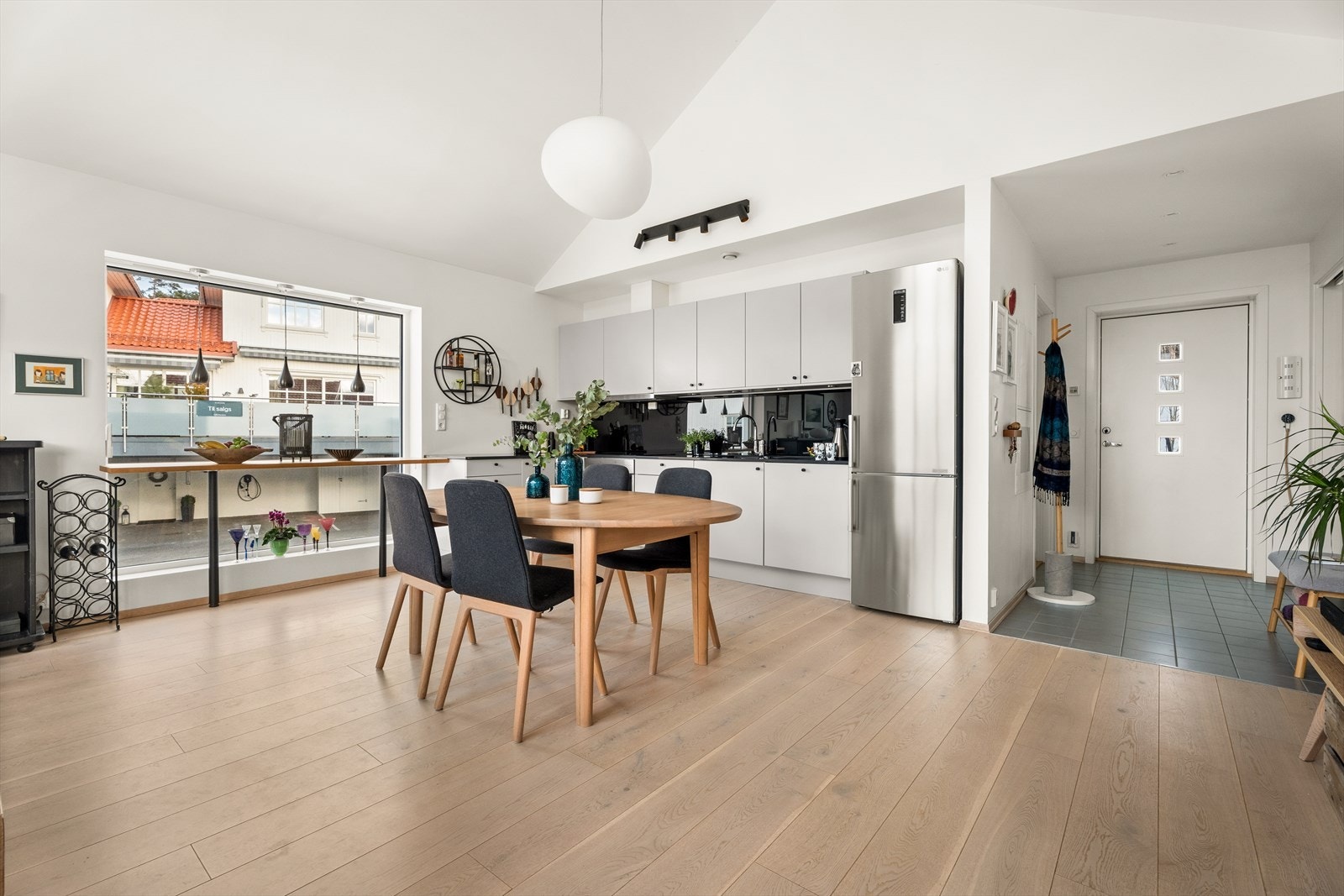 Stilfull barløsning ved det store vinduet - en moderne detalj som gir rommet karakter. Galleribilde