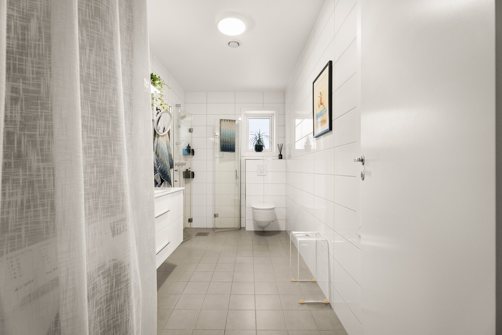 Flislagt baderom fra byggeåret med behagelig gulvvarme. Galleribilde