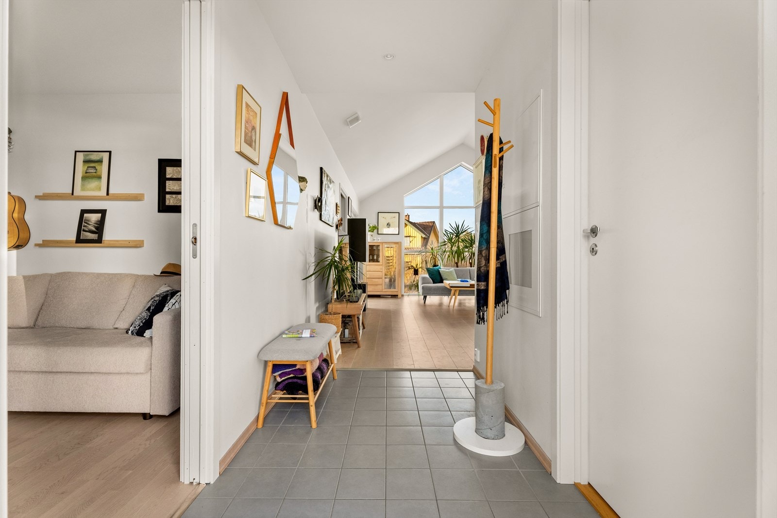 Fra en flislagt gang har man direkte adgang til boligens hjerte. Galleribilde