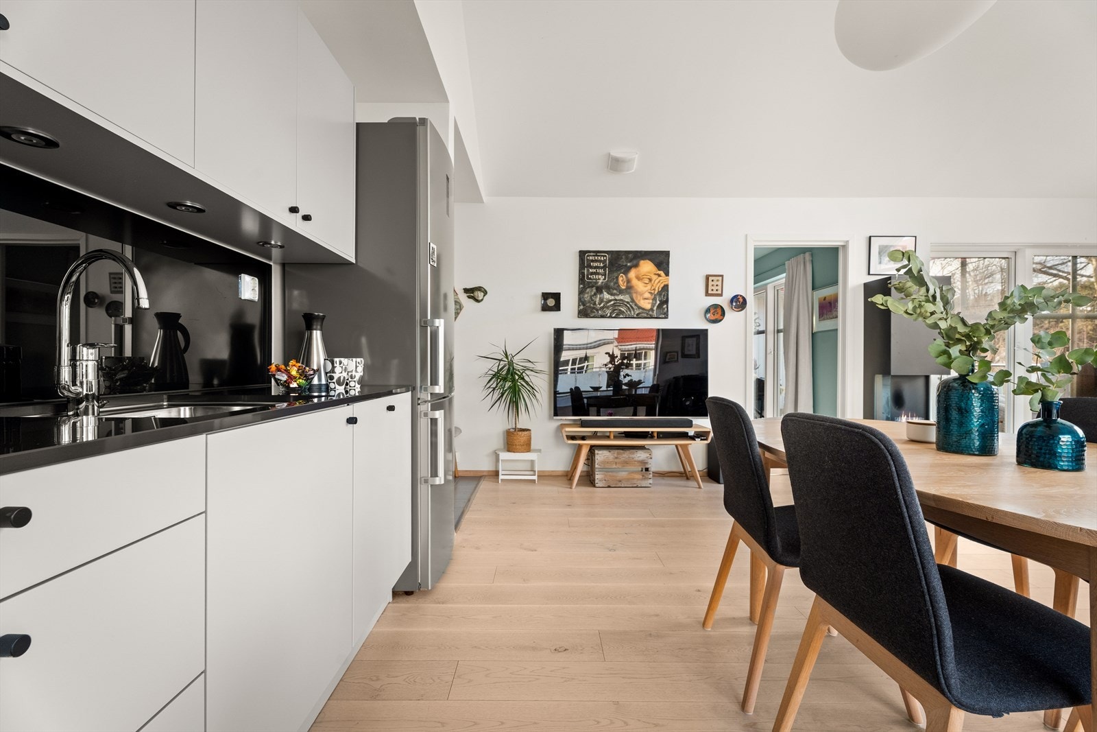 Sprutsikker plate montert mellom benk og skap, praktisk ved matlaging. Galleribilde