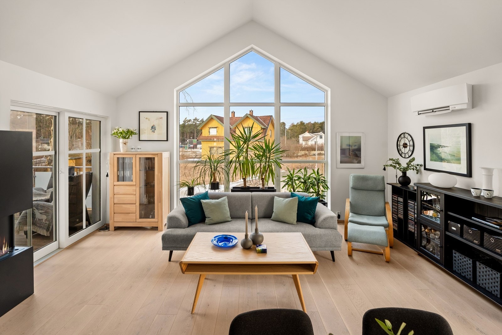 Stuen har flere store vindusflater som slipper inn mye naturlig lys. Galleribilde