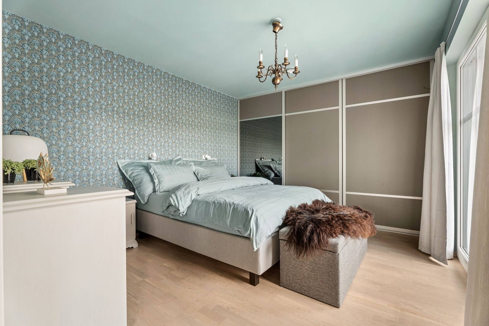 Soverom 1 med flott garderobe løsning. Galleribilde