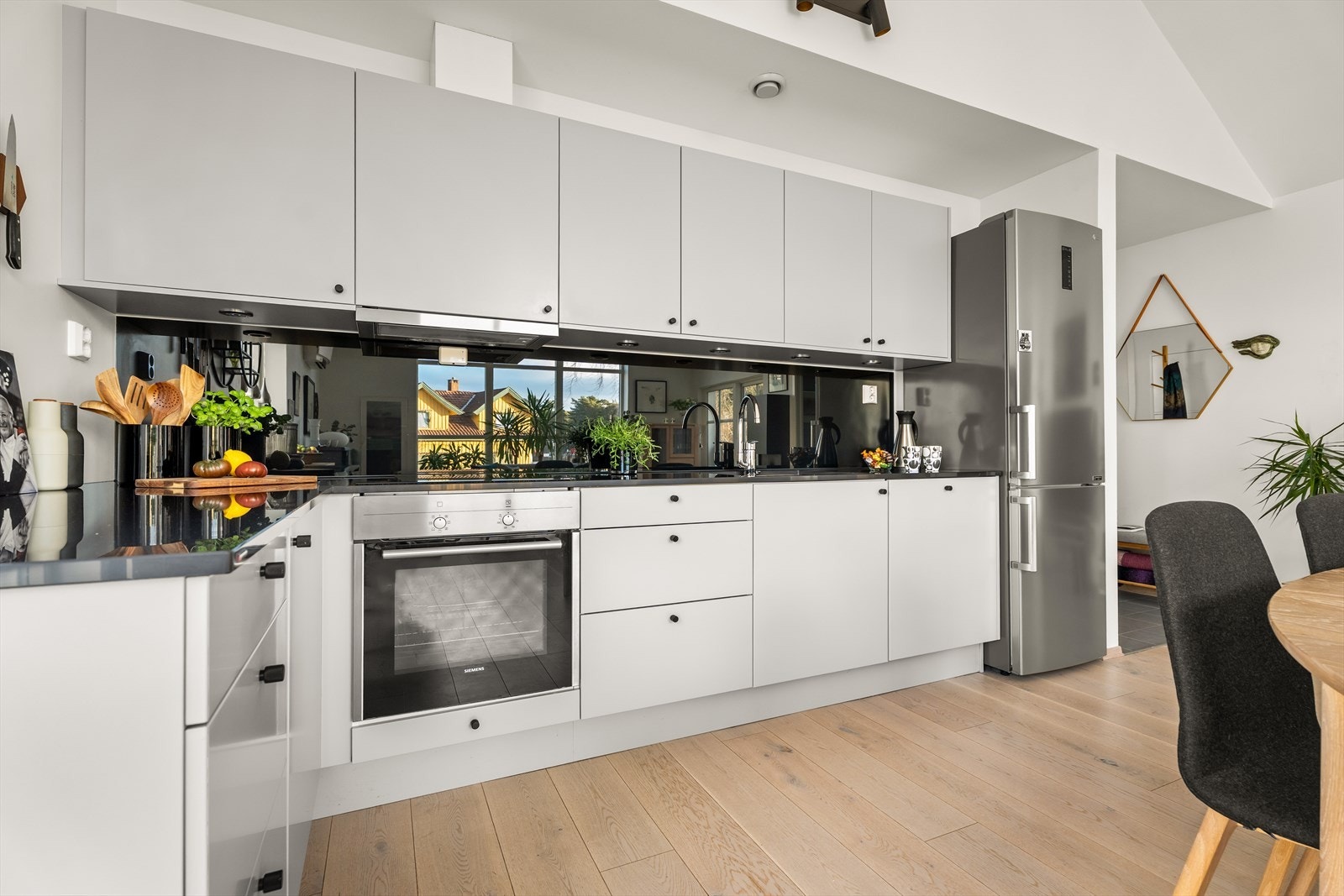 Delikat kjøkken fra Sigdal (fra 2019) med slette fronter, stein benkeplate og underlimt vask. Galleribilde