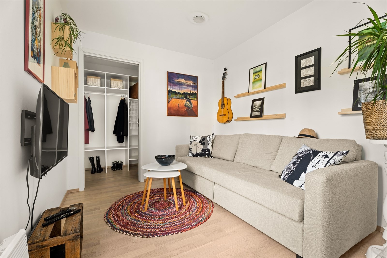 Soverom 2 brukes som ekstra stue i dag, med romslig walk in closet. Galleribilde